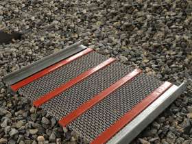 Self-Cleaning Diamond Aperture Screen with Fixed Polyurethane Strips