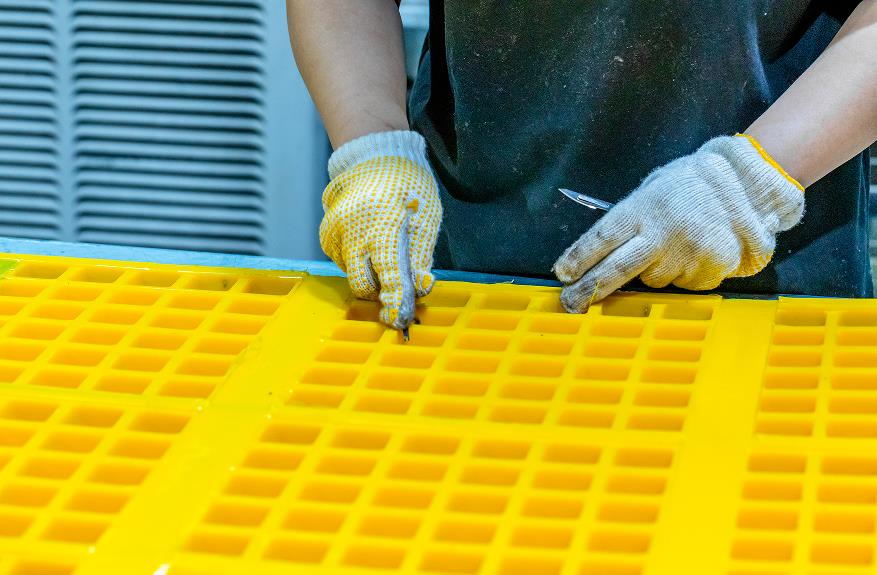 How to install polyurethane screen?