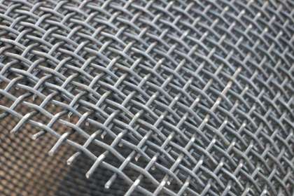 What is the reason for the damage of the vibrating screen?
