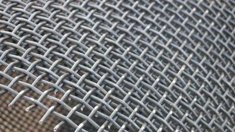 What is the reason for the damage of the vibrating screen?