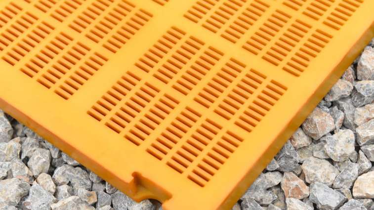 Daily maintenance and replacement of accessories for polyurethane screens