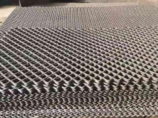 How to ensure that the screen surface of manganese steel welded screen has a small flat error?