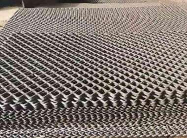 How to ensure that the screen surface of manganese steel welded screen has a small flat error?