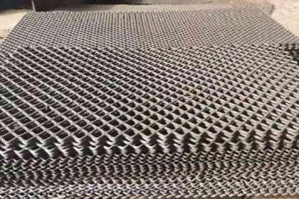 How to ensure that the screen surface of manganese steel welded screen has a small flat error?