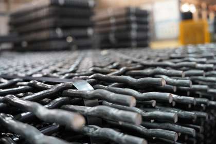 What factors will affect the wear resistance of manganese steel screen?