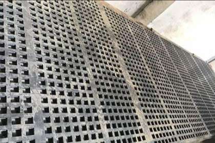 Under what circumstances should rubber screens be used for mining screening