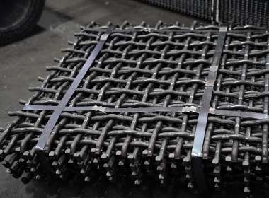 Why is manganese steel crimped mesh more wear-resistant?