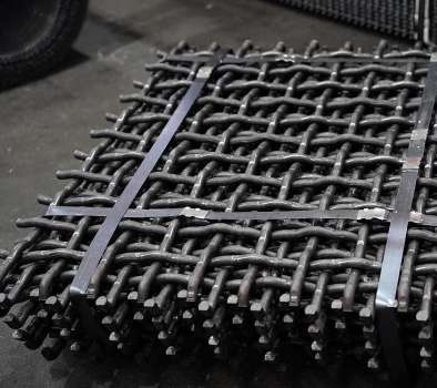 Why is manganese steel crimped mesh more wear-resistant?