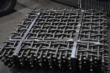 Why is manganese steel crimped mesh more wear-resistant?