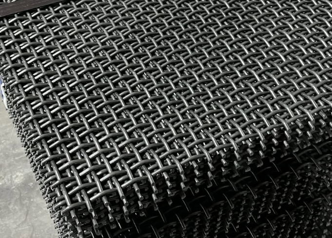 Why is 304 stainless steel mesh a top choice in the food and chemical industries