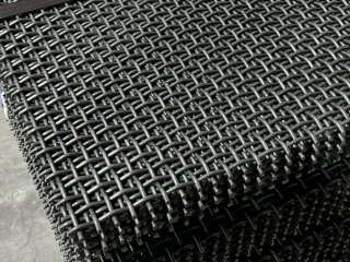 Why is 304 stainless steel mesh a top choice in the food and chemical industries