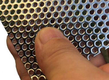 Application of perforated plate screens in the separation of ore and large rocks in mining operations