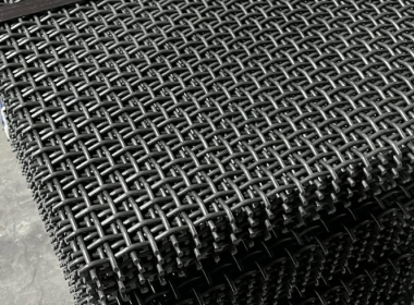 Why is 304 stainless steel mesh a top choice in the food and chemical industries