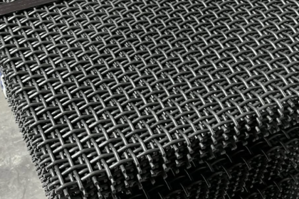 Why is 304 stainless steel mesh a top choice in the food and chemical industries