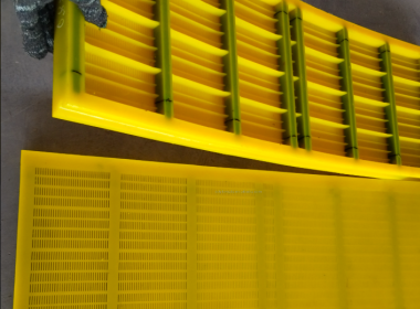 Comparison of Life and Cost between Polyurethane Mesh and  Steel Wire Mesh