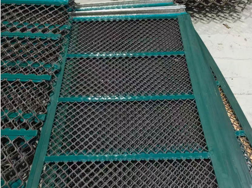 Performance of Self-Cleaning Screens in the Separation and Screening of Industrial Waste Residue and Solid Waste