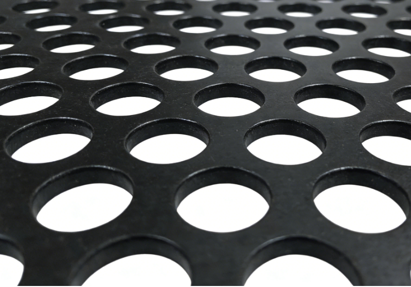 Deformation and tear resistance of carbon steel reinforced rubber screens