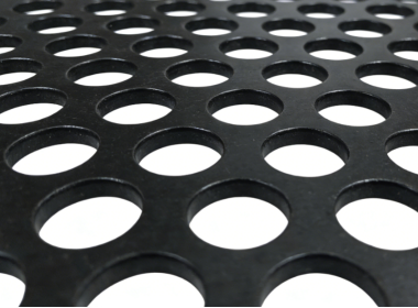 Deformation and tear resistance of carbon steel reinforced rubber screens
