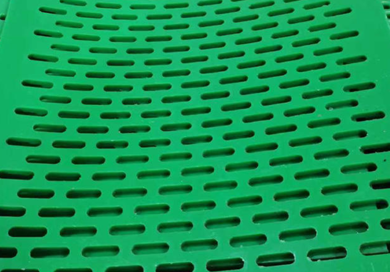 Self-Cleaning Polyurethane Flip-Flop Screens for Anti-Clogging Material Processing