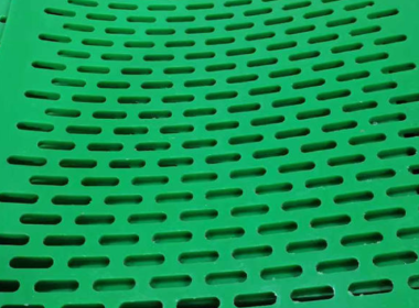 Self-Cleaning Polyurethane Flip-Flop Screens for Anti-Clogging Material Processing
