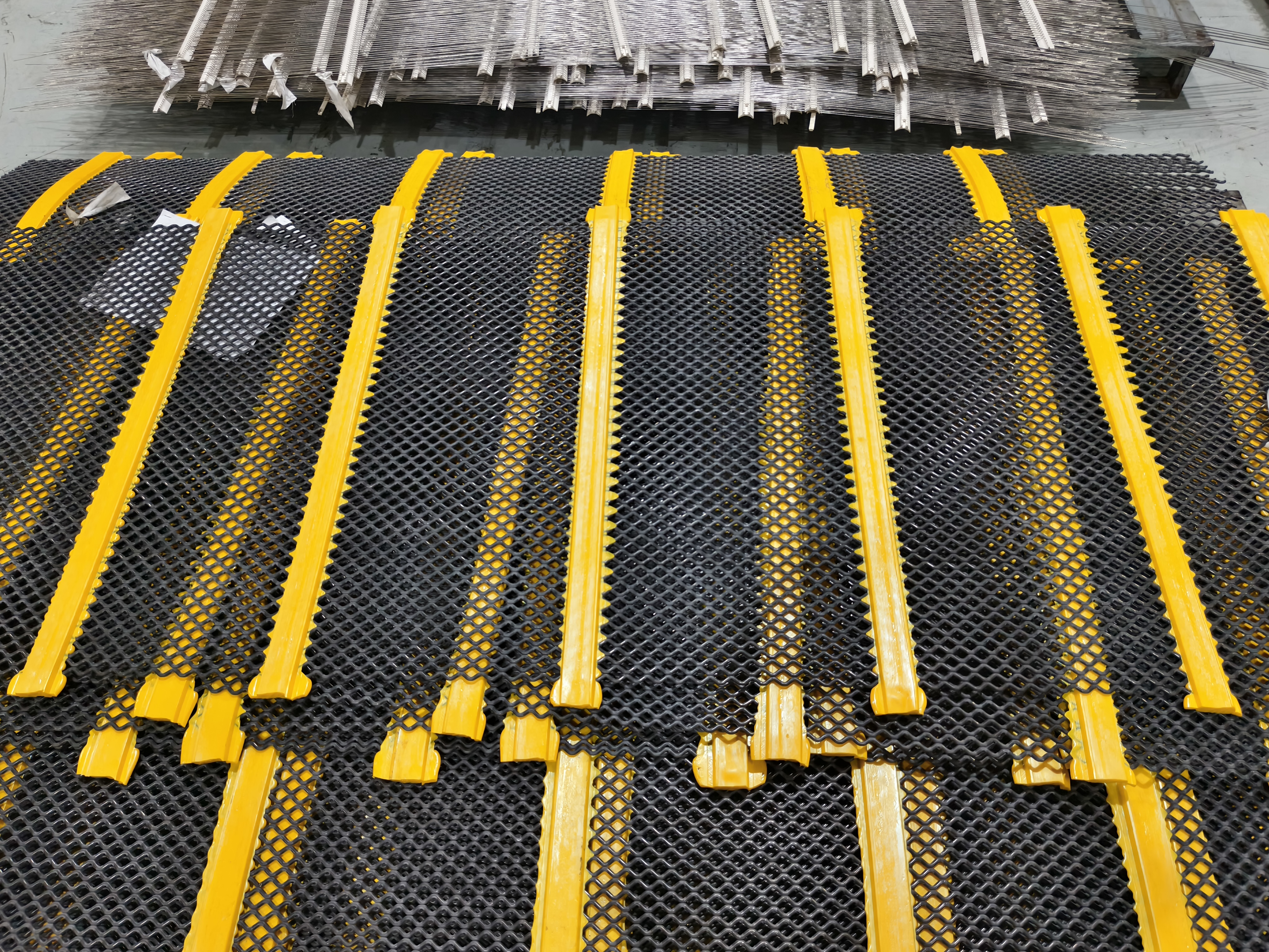 What moisture content should consider switching to self-cleaning screens for material screening