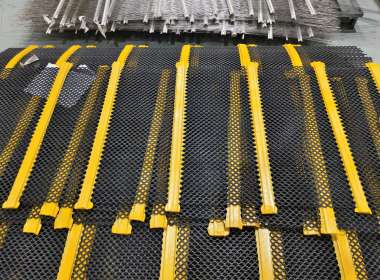 What moisture content should consider switching to self-cleaning screens for material screening