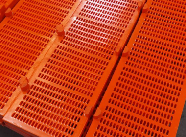 Safe application of antistatic polyurethane screens in flammable dust environments