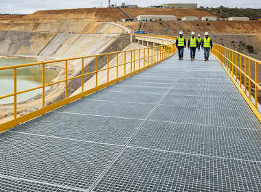 Anti-corrosion and Anti-slip Design of Steel Grating for Tailings Pond Inspection Walkway
