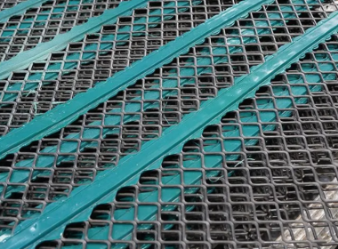 Design of an Anti-Clogging Self-Cleaning Screen Structure for Bauxite Washing Processes