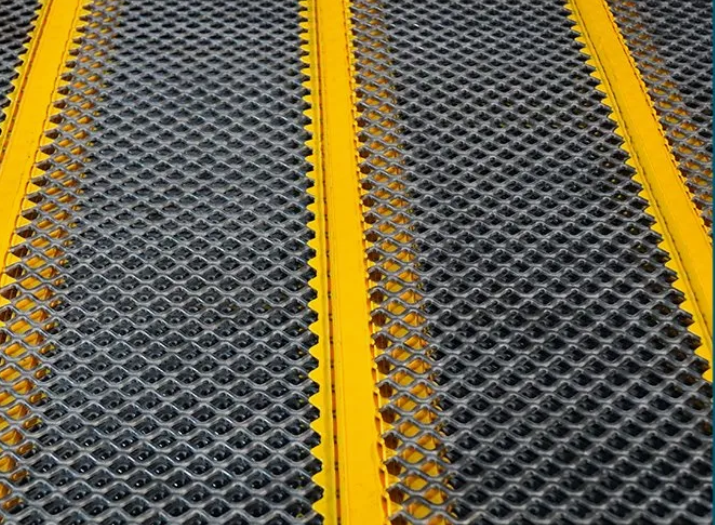 Strategy for Preventing Screen Blinding and Improving Screening Efficiency in the Fine Screening of Iron Ore Using Self-Cleaning Screens‌