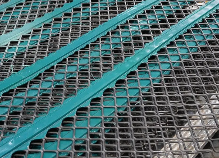 Anti-clogging Performance of Self-cleaning Screens under Moist and Sticky Operating Conditions‌