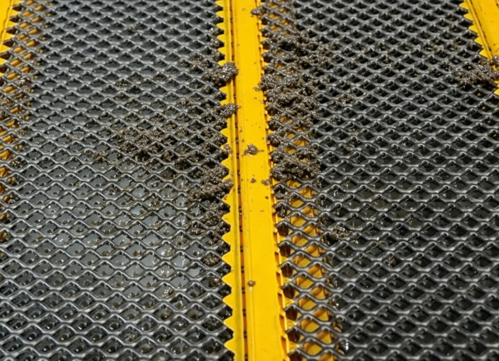 Self-Cleaning Screen