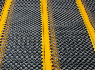 Strategy for Preventing Screen Blinding and Improving Screening Efficiency in the Fine Screening of Iron Ore Using Self-Cleaning Screens‌