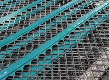 Anti-clogging Performance of Self-cleaning Screens under Moist and Sticky Operating Conditions‌