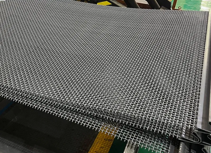 The Dual Challenge of Dust and Wear that Woven Metal Screens Facing in Limestone Quarries‌