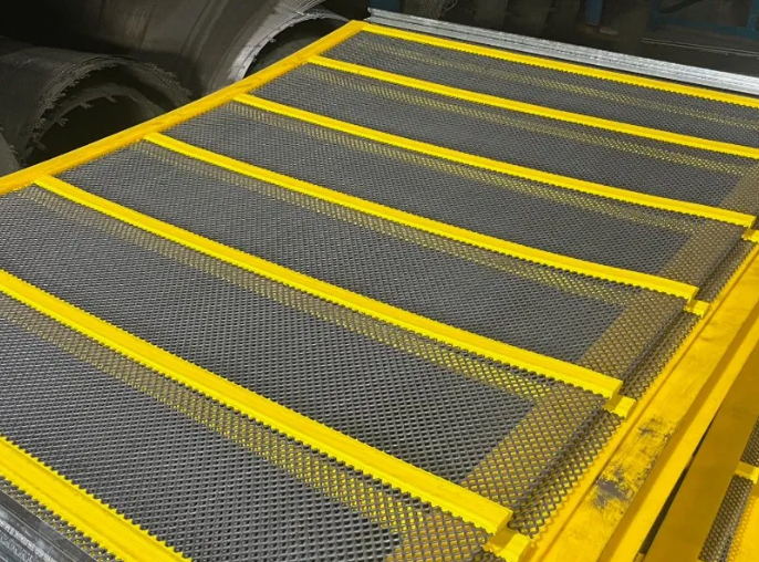 Selection and Tested result of Self-Cleaning Screens for Processing High-Clay Ore