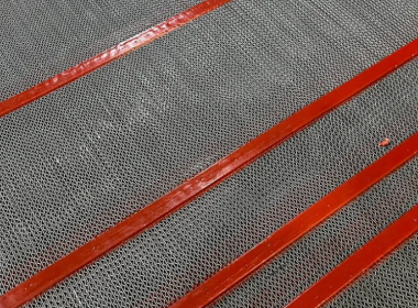 Anti-adhesion and Screening Efficiency Enhancement Scheme for Self-cleaning Screens in Gypsum Ore Screening