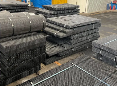 Matching Principle of the Excitation Frequency of a Vibrating Screen with the Natural Frequency of a Woven Metal Screen