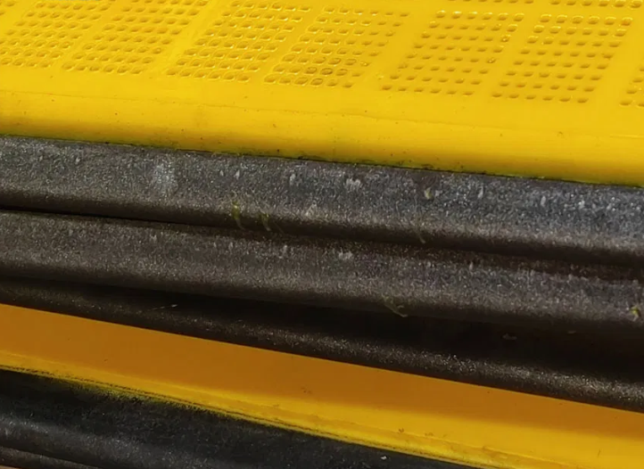 Steel‑reinforced polyurethane screen