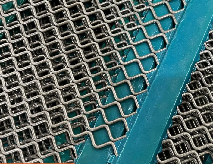 Precautions for Using Self-Cleaning Screens in Viscous Materials Screening Such as Chrome Ore