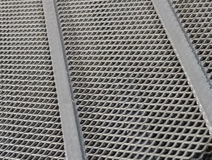 Anti-adhesion design of self-cleaning screens for rare earth ore separation