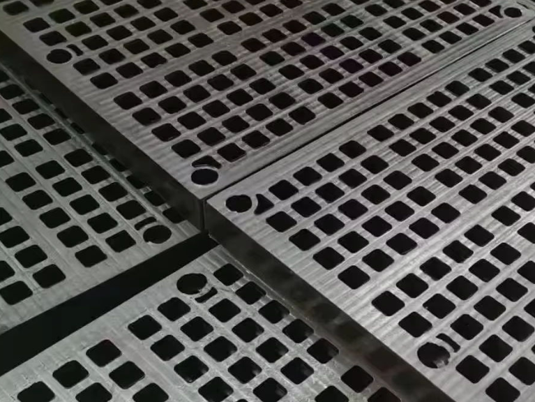 Application of Rubber Screen Plates in Chromium Ore Beneficiation: Impact and Corrosion Resistance