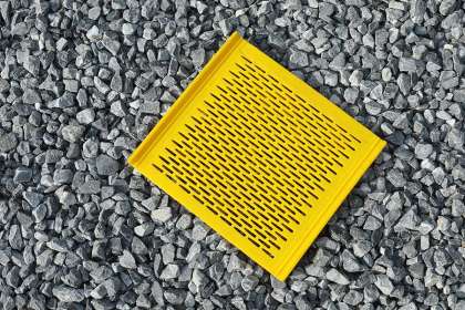 Self-Cleaning Polyurethane Flip-Flop Screens for Anti-Clogging Material Processing