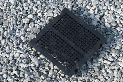 Effect of Different Aperture Shape Designs of Rubber Screen Meshes on Material Screening Efficiency