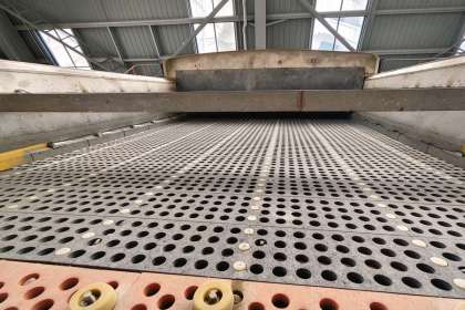Deformation and tear resistance of carbon steel reinforced rubber screens