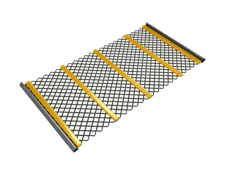 Self-cleaning screen mesh with polyurethane pressure strips