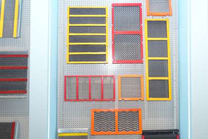 Structural Principles and Practical Mining Applications of Self-Cleaning Screens