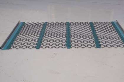 What moisture content should consider switching to self-cleaning screens for material screening