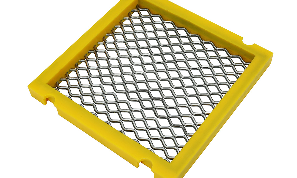 Effect of Screening Machine Amplitude on the Anti-Clogging Performance of Self-Cleaning Screens