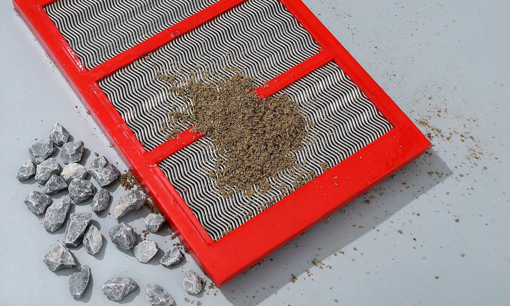 Application of Self-cleaning Screens in the Fine-particle Classification and Anti-caking of Quartz Sand